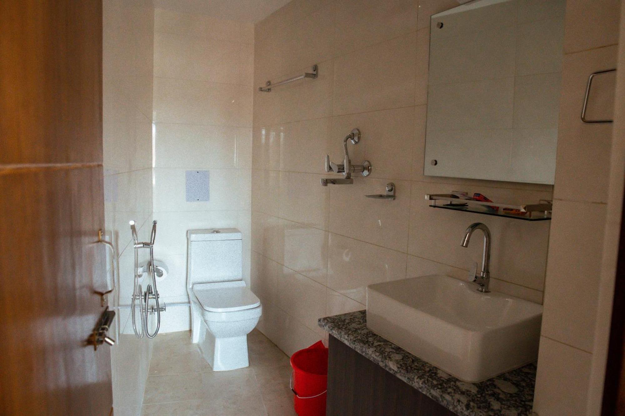 Kusum Airport Hotel Катманду Екстериор снимка