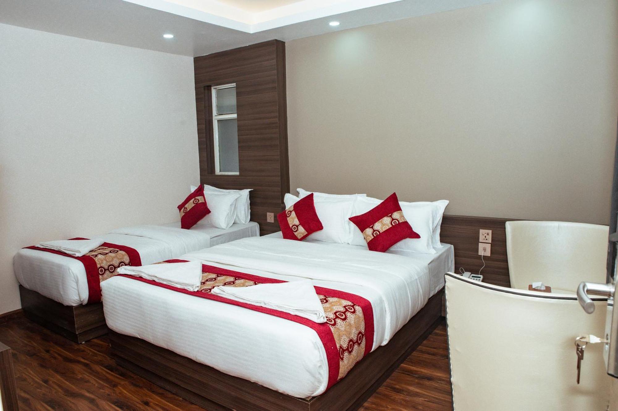 Kusum Airport Hotel Катманду Екстериор снимка