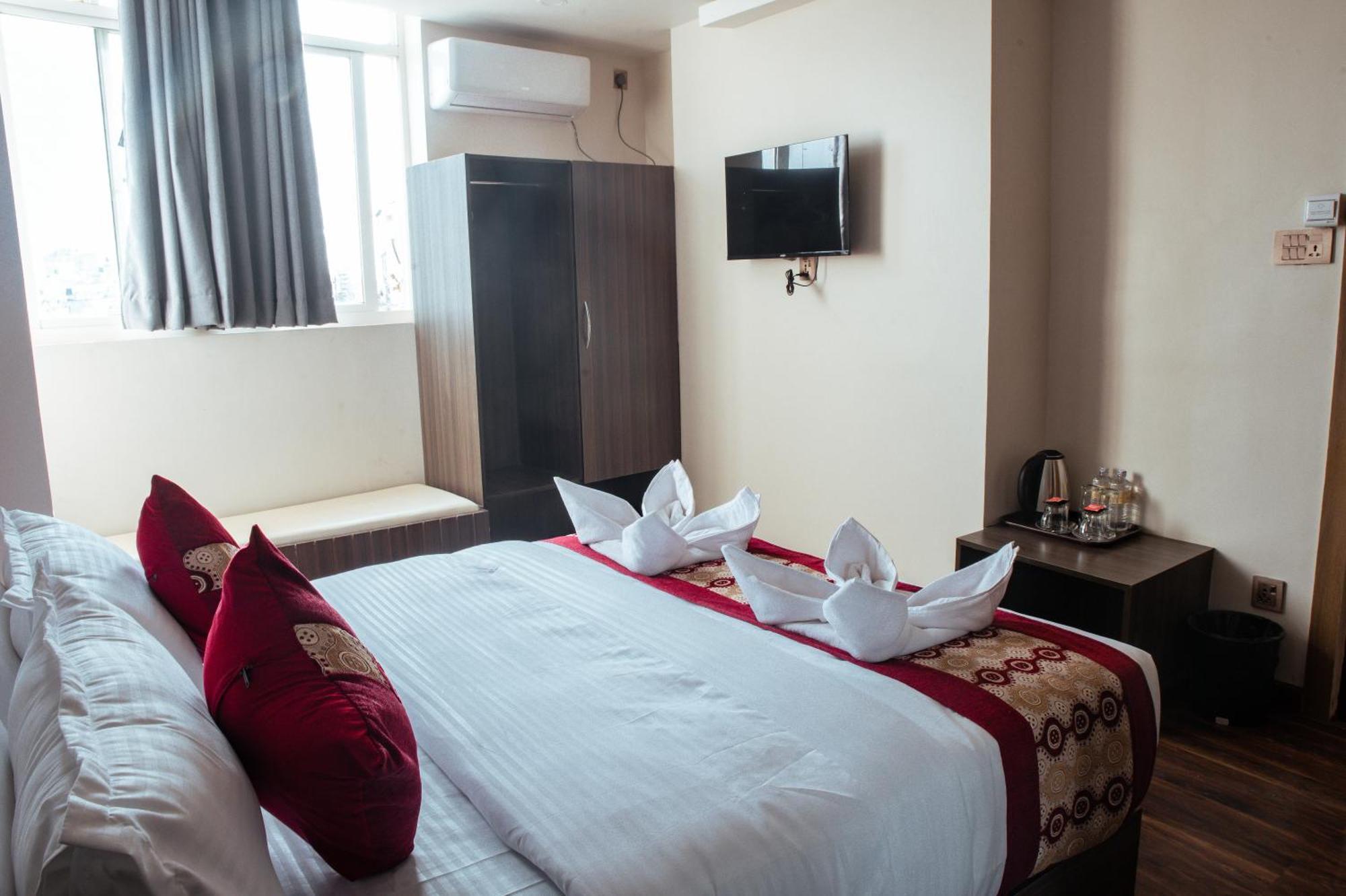 Kusum Airport Hotel Катманду Екстериор снимка