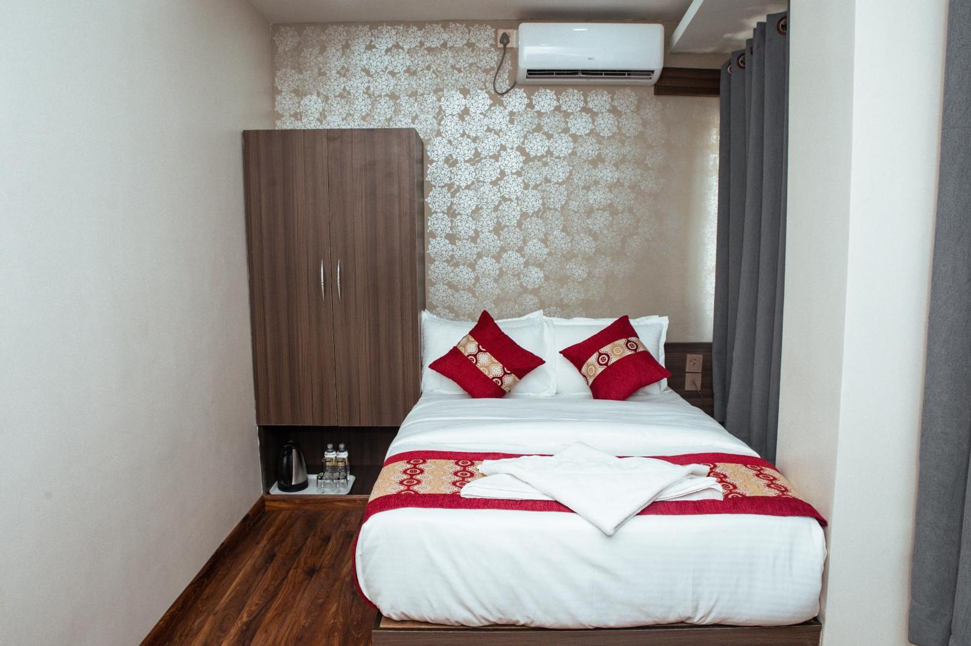 Kusum Airport Hotel Катманду Екстериор снимка