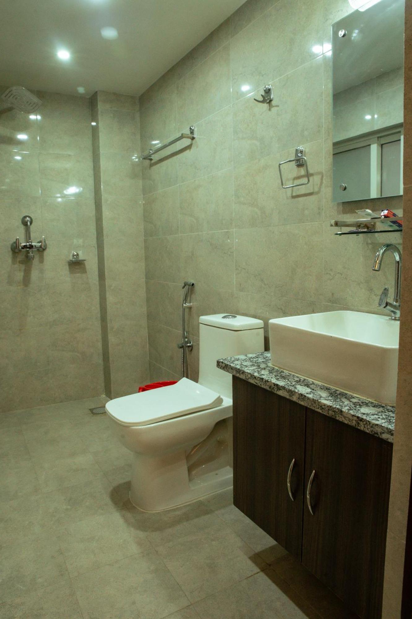 Kusum Airport Hotel Катманду Екстериор снимка