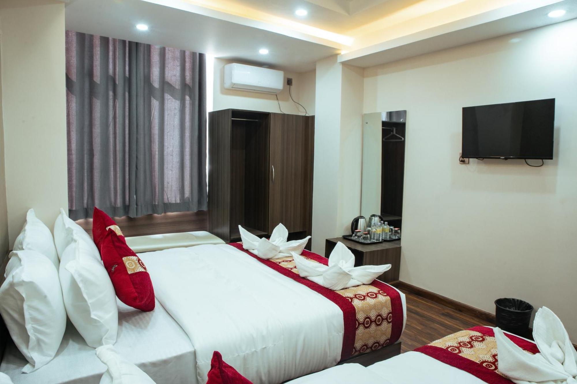 Kusum Airport Hotel Катманду Екстериор снимка