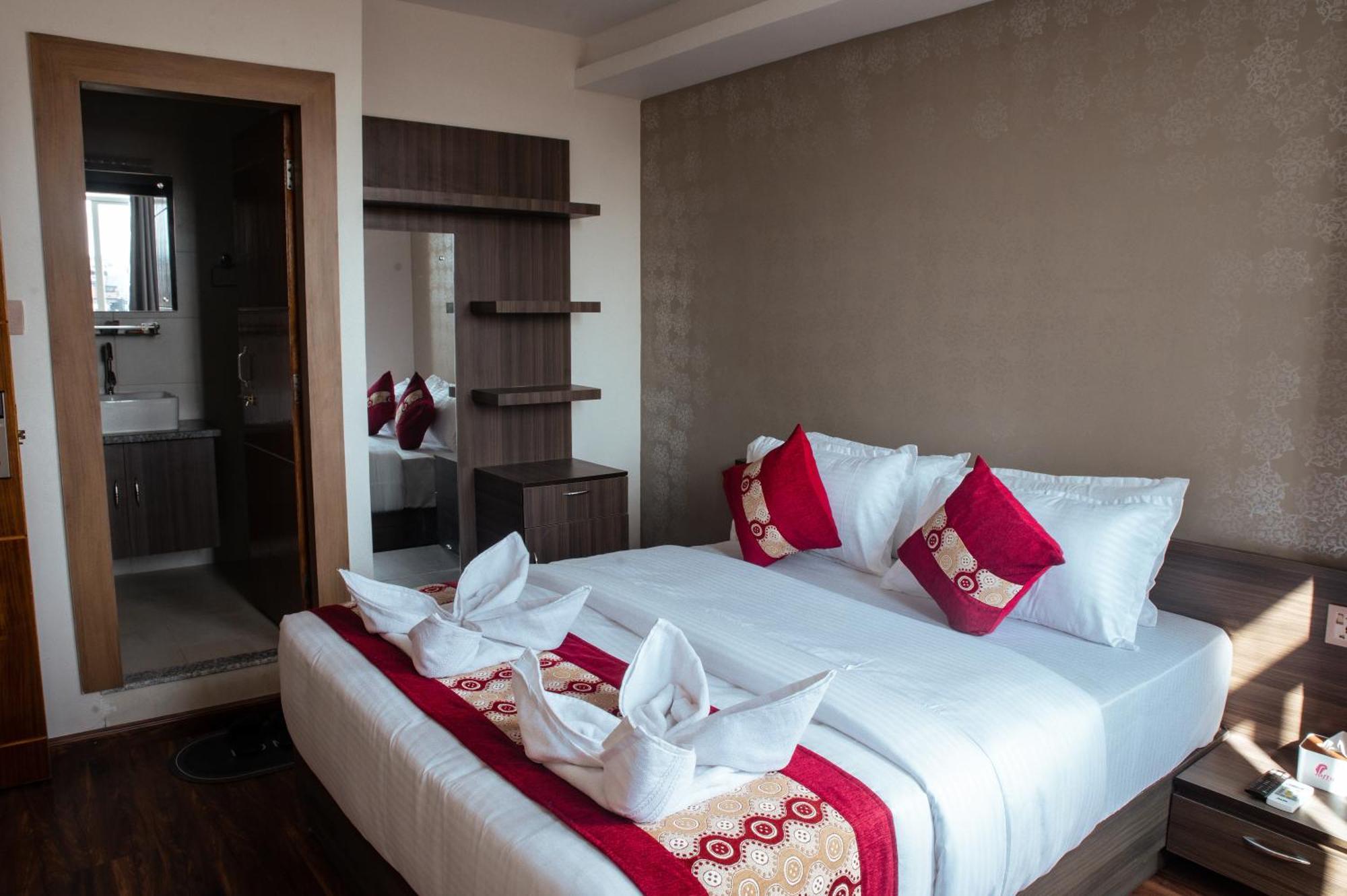 Kusum Airport Hotel Катманду Екстериор снимка