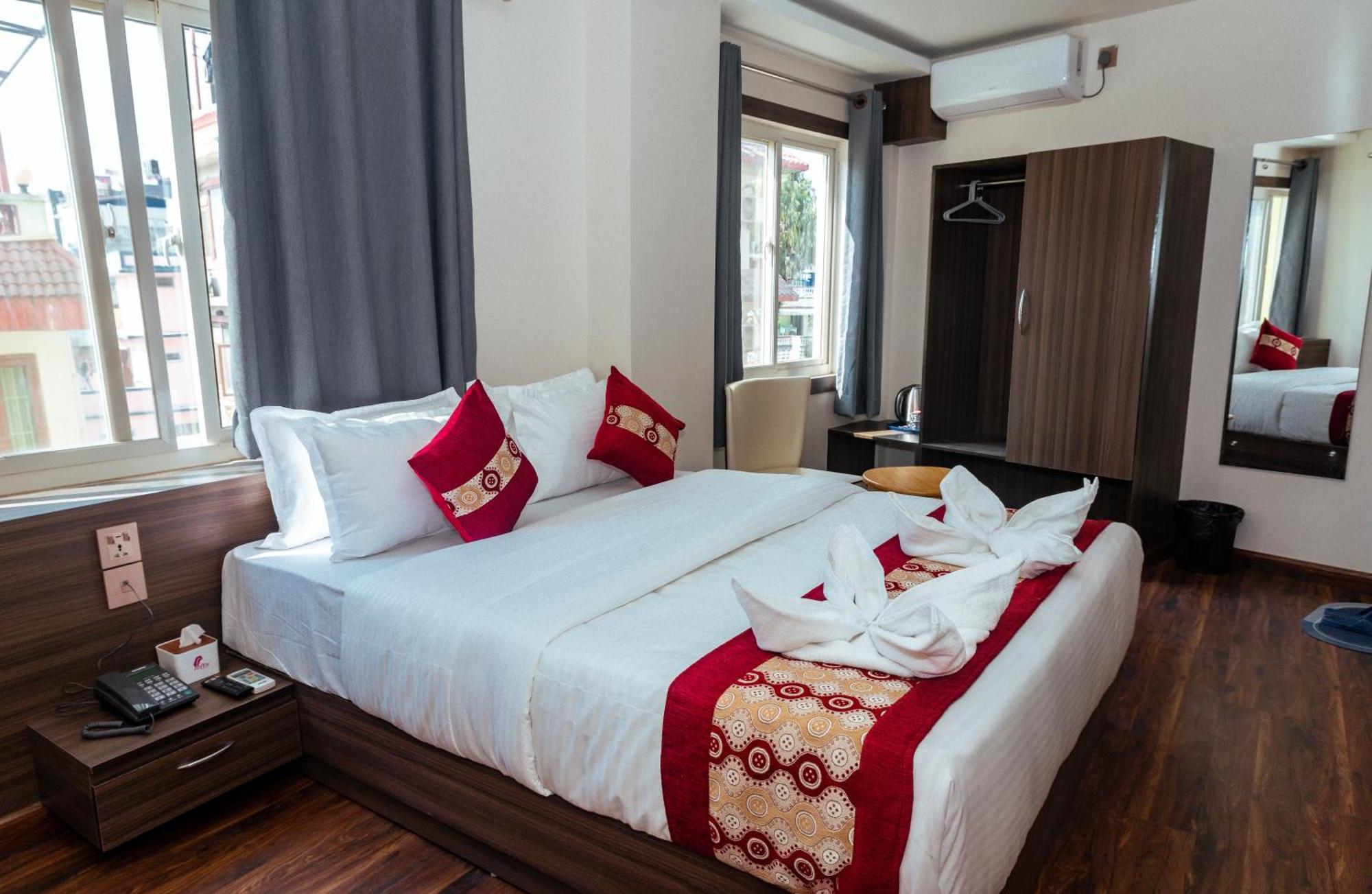 Kusum Airport Hotel Катманду Екстериор снимка