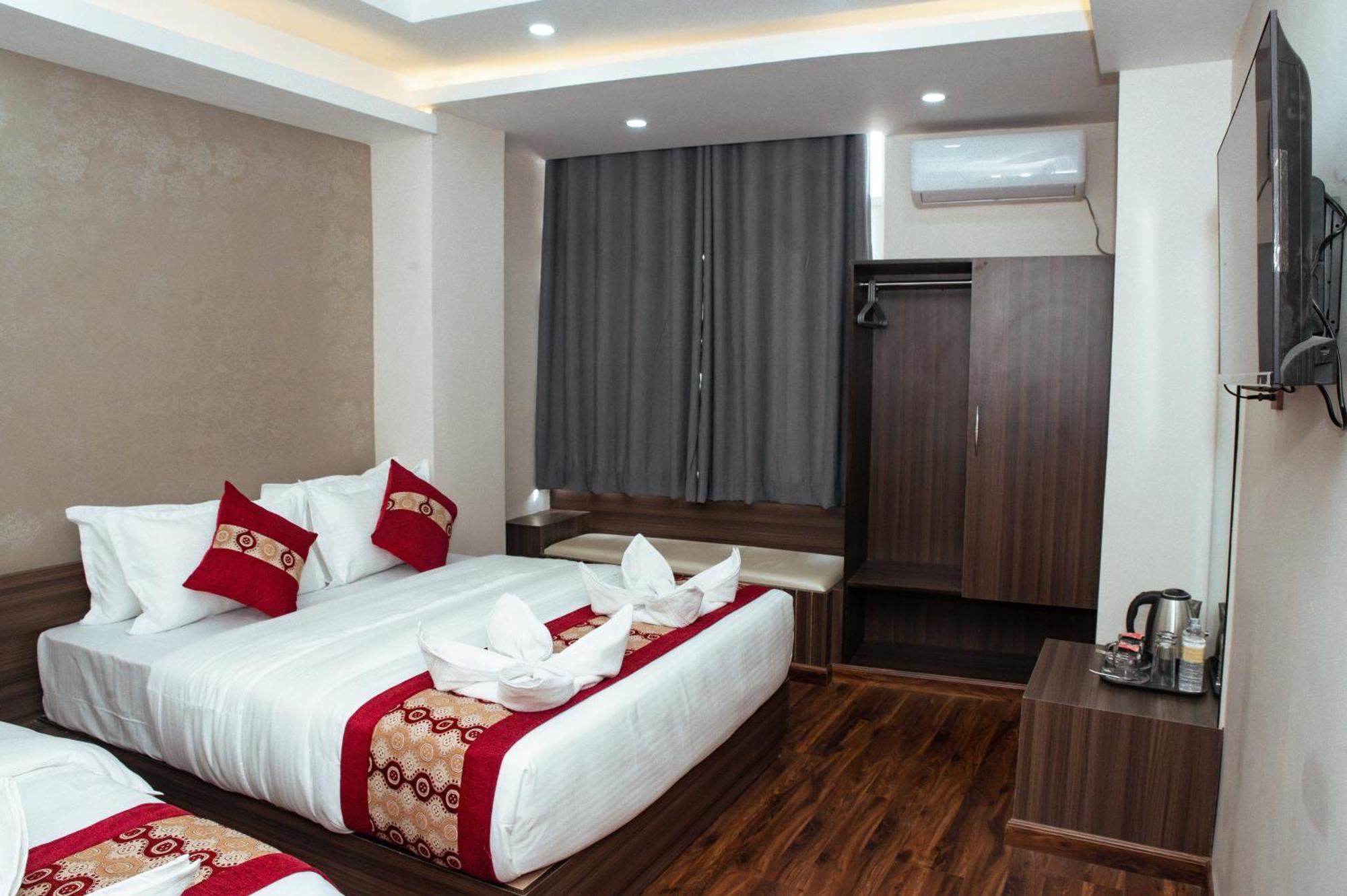 Kusum Airport Hotel Катманду Екстериор снимка